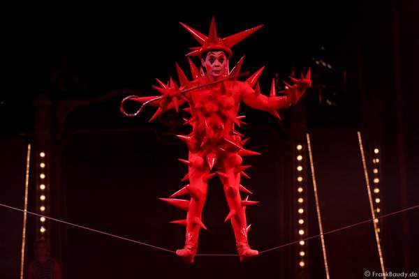 Andrej Ivakhnenko am Schlappseil bei der Show Salto Vitale des Circus Roncalli