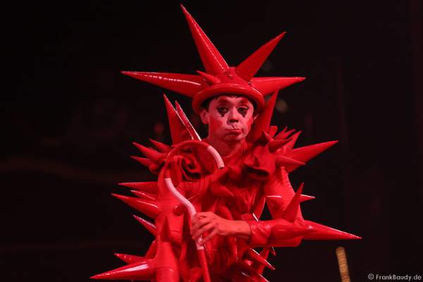 Andrej Ivakhnenko am Schlappseil bei der Show Salto Vitale des Circus Roncalli