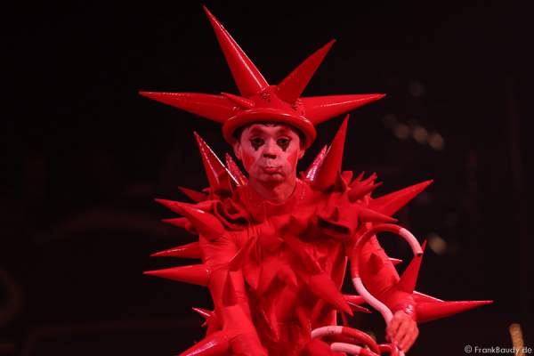 Andrej Ivakhnenko am Schlappseil bei der Show Salto Vitale des Circus Roncalli