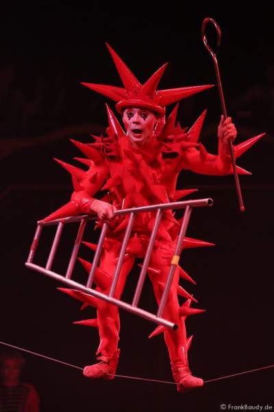 Andrej Ivakhnenko am Schlappseil bei der Show Salto Vitale des Circus Roncalli