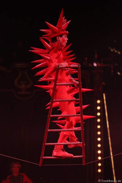 Andrej Ivakhnenko am Schlappseil bei der Show Salto Vitale des Circus Roncalli