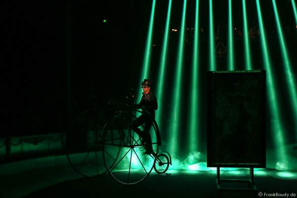 Jimmy Saylon mit Time Maschine bei Salto Vitale des Circus Roncalli