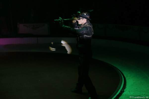 Jimmy Saylon mit Time Maschine bei Salto Vitale des Circus Roncalli