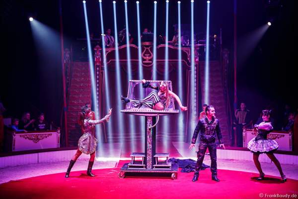 Time Maschine bei Salto Vitale des Circus Roncalli