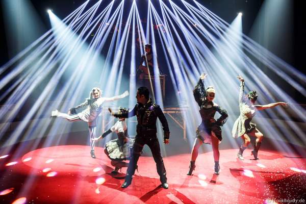 Allison Togni, Katerina Khmizenko, Tatyana Levkova, Jimmy Saylon, Kelly Saabel, Alexandra Saabel und Anastasiya Nazarenko bei Salto Vitale des Circus Roncalli