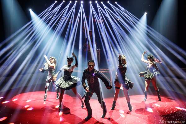 Allison Togni, Katerina Khmizenko, Tatyana Levkova, Jimmy Saylon, Kelly Saabel, Alexandra Saabel und Anastasiya Nazarenko bei Salto Vitale des Circus Roncalli