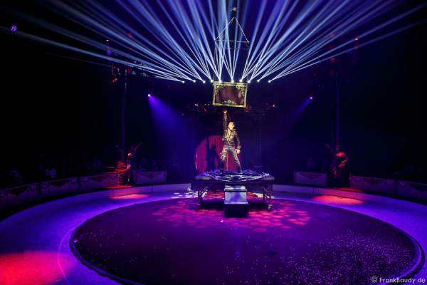 Jimmy Saylon mit Time Maschine bei Salto Vitale des Circus Roncalli