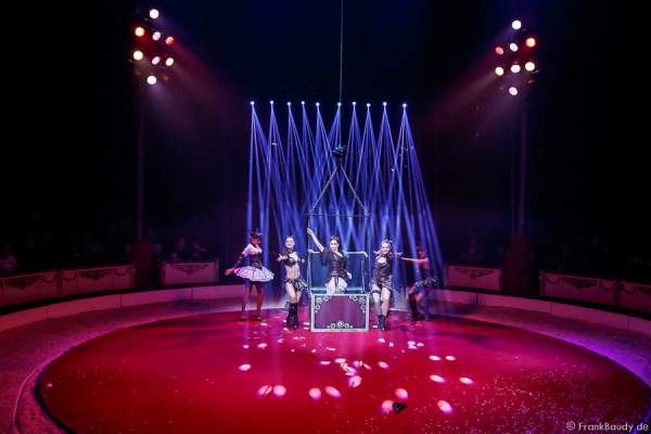 Allison Togni, Katerina Khmizenko, Tatyana Levkova, Kelly Saabel, Alexandra Saabel und Anastasiya Nazarenko bei Salto Vitale des Circus Roncalli