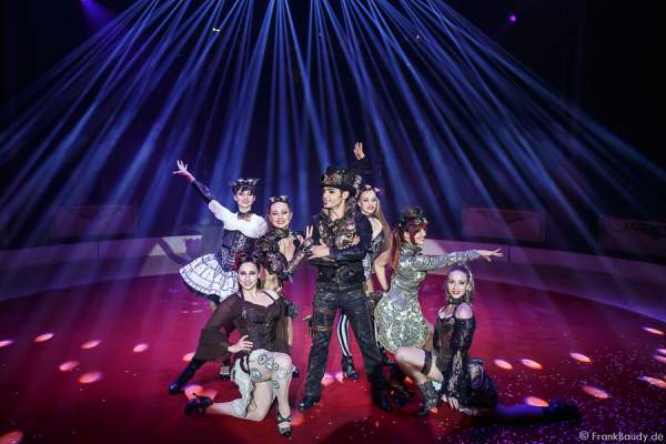 Allison Togni, Katerina Khmizenko, Tatyana Levkova, Jimmy Saylon, Kelly Saabel, Alexandra Saabel und Anastasiya Nazarenko bei Salto Vitale des Circus Roncalli