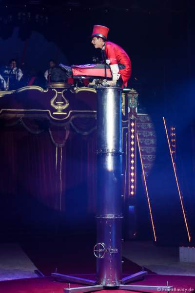 Kontorsionist Andrey Romanovsky bei Salto Vitale des Circus Roncalli