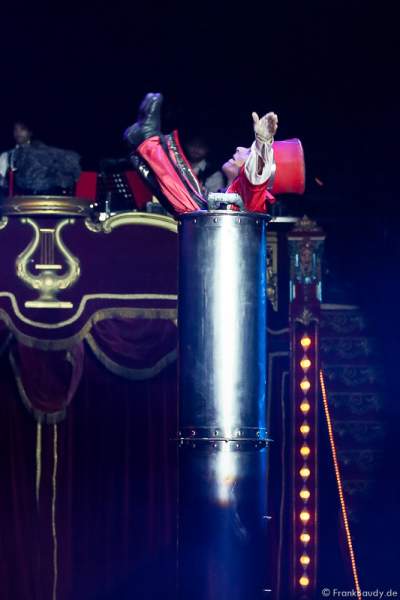 Kontorsionist Andrey Romanovsky bei Salto Vitale des Circus Roncalli