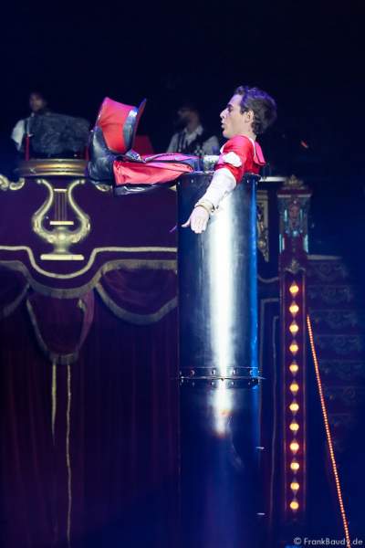 Kontorsionist Andrey Romanovsky bei Salto Vitale des Circus Roncalli