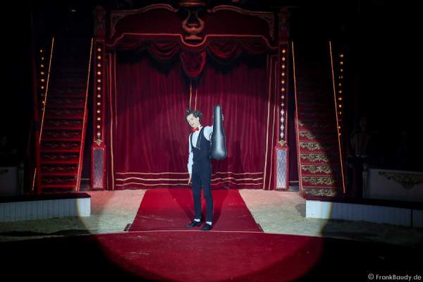 Flötenmann Gabor Vosteen bei Salto Vitale des Circus Roncalli in Mainz 2015