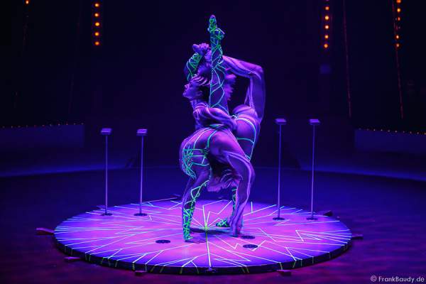 Alexandra & Kelly Saabel mit Handstand Equilibristik bei Circus Roncalli