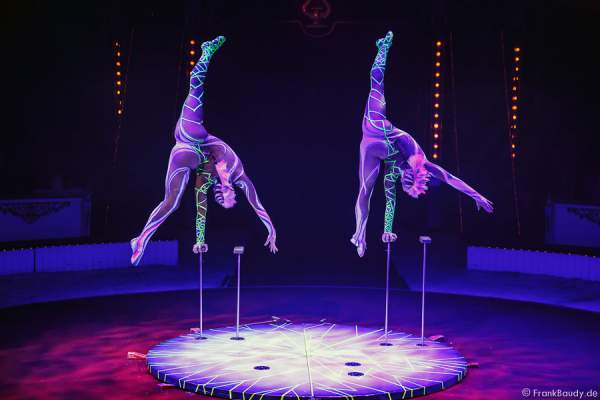 Alexandra & Kelly Saabel mit Handstand Equilibristik bei Circus Roncalli
