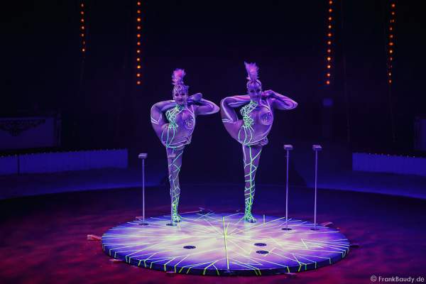 Alexandra & Kelly Saabel mit Handstand Equilibristik bei Circus Roncalli