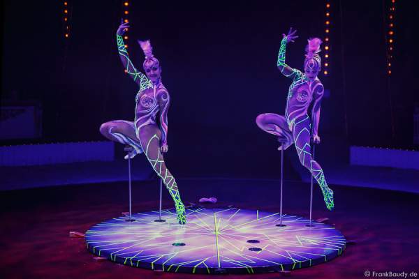 Geschwister Alexandra & Kelly Saabel mit Handstand Equilibristik bei Circus Roncalli-Salto Vitale