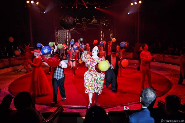 Die Künstler beim Finale bei Salto Vitale des Circus Roncalli