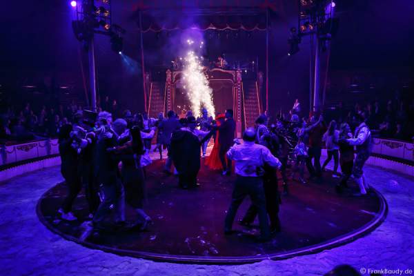 Die Künstler beim Finale bei Salto Vitale des Circus Roncalli