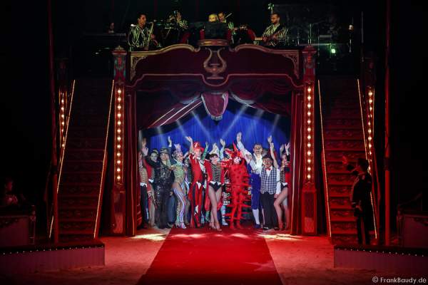 Die Künstler beim Finale bei Salto Vitale des Circus Roncalli