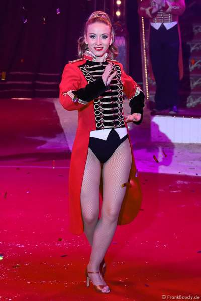 Die Künstler beim Finale bei Salto Vitale des Circus Roncalli