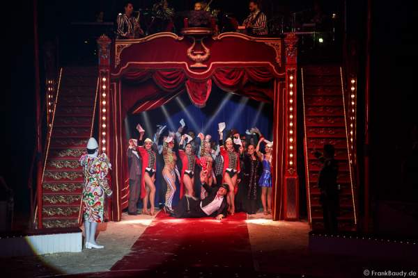 Die Künstler Yann von Les Rossyann, Tatyana Levkova, Alexandra Saabel, Allison Togni, Kelly Saabel, Gabor Csaszar, Maurin Rossi, Anastasiya Nazarenko, Victor Minasov und Kramlik Edina bei Salto Vitale des Circus Roncalli