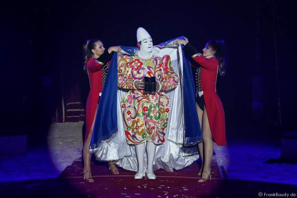 Der Weißclown Yann von Les Rossyann beim Abschied der Show Salto Vitale des Circus Roncalli