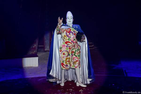 Der Weißclown Yann von Les Rossyann beim Abschied der Show Salto Vitale des Circus Roncalli