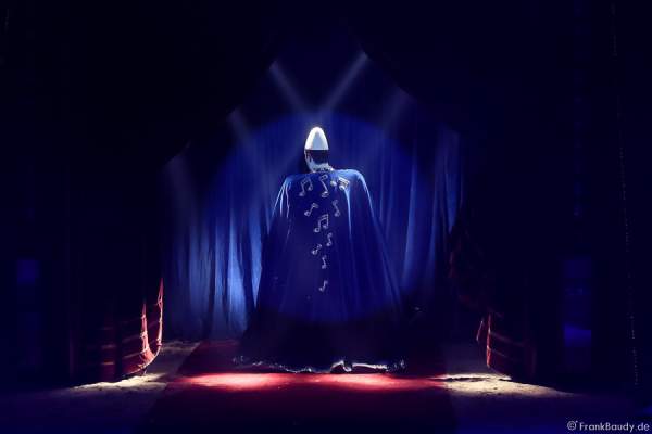 Der Weißclown Yann von Les Rossyann beim Abschied der Show Salto Vitale des Circus Roncalli