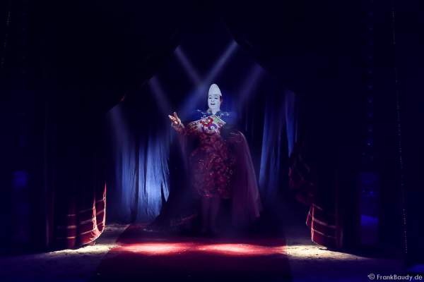 Der Weißclown Yann von Les Rossyann beim Abschied der Show Salto Vitale des Circus Roncalli