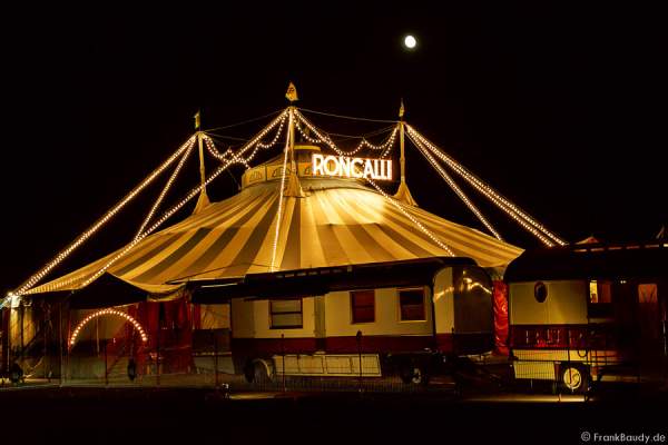 Das Zirkuszelt des Circus Roncalli mit Salto Vitale in Mainz 2015
