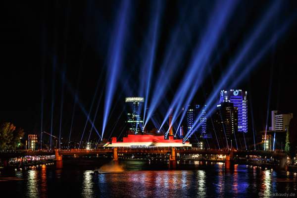 Historischer Rückblick auf LED-Leinwand bei der Abschlussshow von 25 Jahre Tag der Deutschen Einheit in Frankfurt 2015
