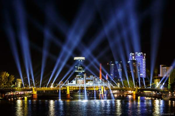 Mega-Lichtshow am Main bei 25 Jahre Tag der Deutschen Einheit in Frankfurt 2015