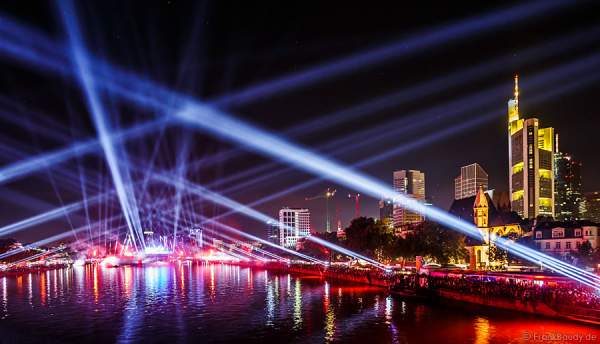 Lichtbrücken bei der Show am Main von 25 Jahre Tag der Deutschen Einheit in Frankfurt 2015