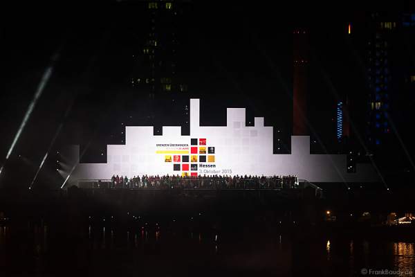 Tänzer, Performer und Künstler bei Lichtshow am Main von 25 Jahre Tag der Deutschen Einheit in Frankfurt 2015