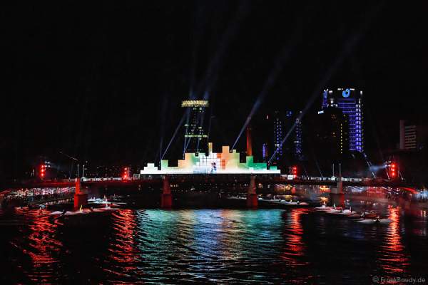 Jetski mit Wasserskiläufer tragen die Flagge ihres Bundeslandes bei der Show von 25 Jahre Tag der Deutschen Einheit in Frankfurt 2015