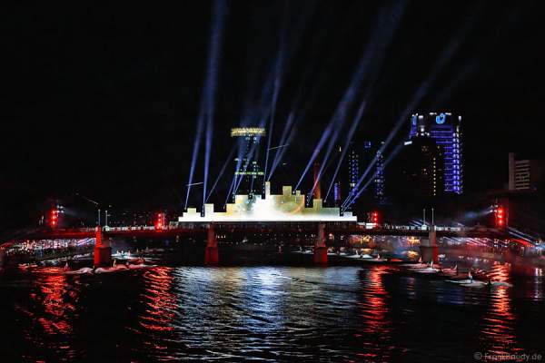 Jetski mit Wasserskiläufer tragen die Flagge ihres Bundeslandes bei der Show von 25 Jahre Tag der Deutschen Einheit in Frankfurt 2015