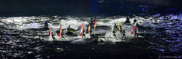 Jetski mit Wasserskiläufer tragen die Flagge ihres Bundeslandes bei der Show von 25 Jahre Deutsche Einheit in Frankfurt 2015