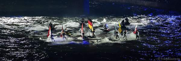 Jetski mit Wasserskiläufer tragen die Flagge ihres Bundeslandes bei der Show von 25 Jahre Deutsche Einheit in Frankfurt 2015