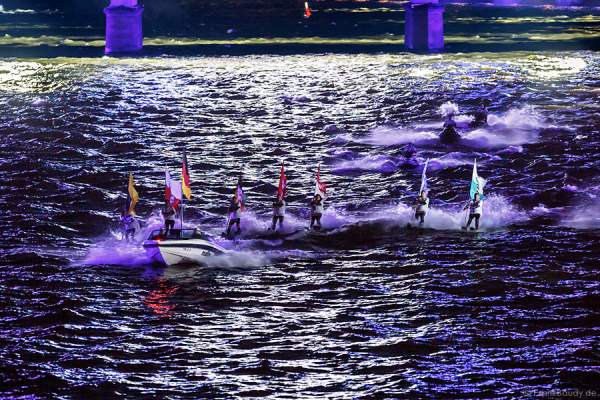 Jetski mit Wasserskiläufer tragen die Flagge ihres Bundeslandes bei der Show von 25 Jahre Deutsche Einheit in Frankfurt 2015