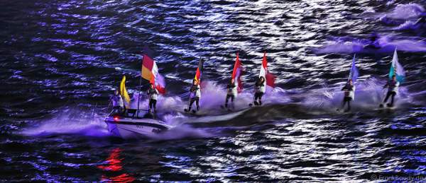 Jetski mit Wasserskiläufer tragen die Flagge ihres Bundeslandes bei der Show von 25 Jahre Deutsche Einheit in Frankfurt 2015