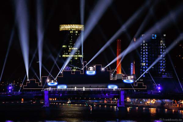 Tänzer und Performer bei Show am Main von 25 Jahre Tag der Deutschen Einheit in Frankfurt 2015