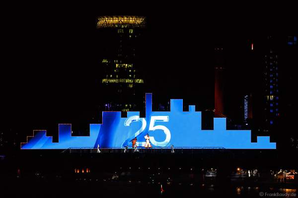 Tänzer und Performer bei Show am Main von 25 Jahre Tag der Deutschen Einheit in Frankfurt 2015