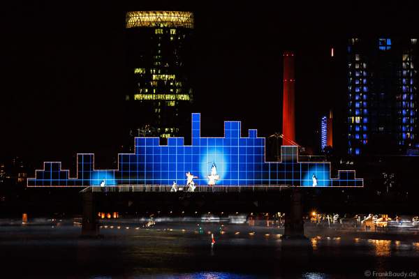 Tänzer und Performer bei Lichtshow am Main von 25 Jahre Tag der Deutschen Einheit in Frankfurt 2015