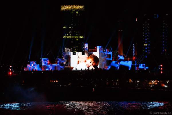 Historischer Rückblick bei der Abschlussshow von 25 Jahre Tag der Deutschen Einheit in Frankfurt 2015