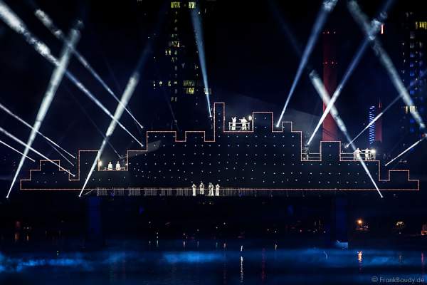 Tänzer und Performer bei Lichtshow am Main von 25 Jahre Tag der Deutschen Einheit in Frankfurt 2015