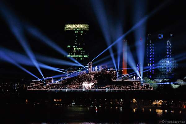 Tänzer und Performer bei Lichtshow am Main von 25 Jahre Tag der Deutschen Einheit in Frankfurt 2015