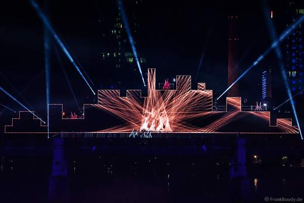 Tänzer und Performer bei Lichtshow am Main von 25 Jahre Tag der Deutschen Einheit in Frankfurt 2015