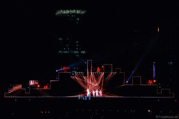 Tänzer und Performer bei Lichtshow am Main von 25 Jahre Tag der Deutschen Einheit in Frankfurt 2015