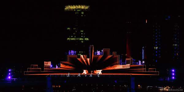 Tänzer und Performer bei Lichtshow am Main von 25 Jahre Tag der Deutschen Einheit in Frankfurt 2015